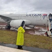Passageiros deixam avião da Latam após aeronave sair da pista no Aeroporto de Cascavel