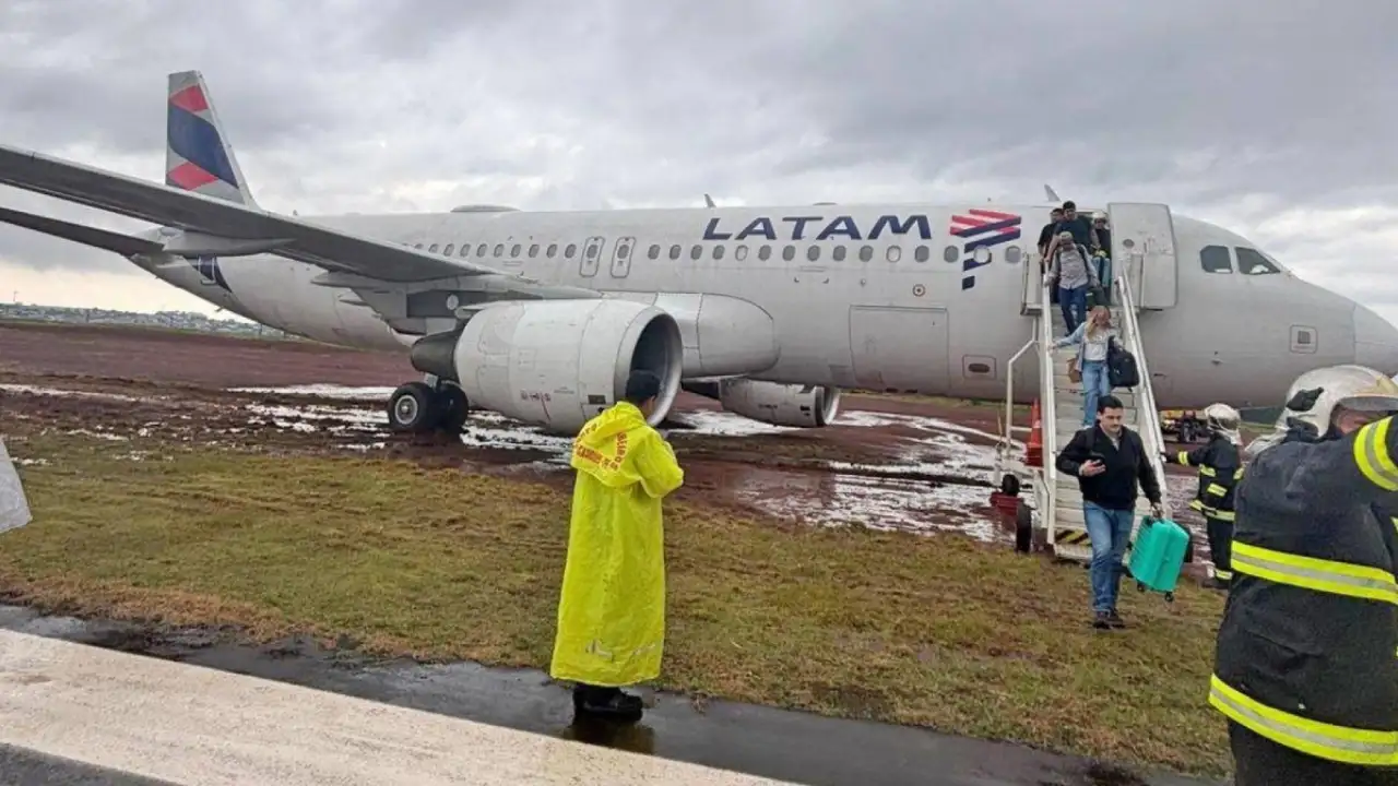 Passageiros deixam avião da Latam após aeronave sair da pista no Aeroporto de Cascavel Passageiros deixam avião da Latam após aeronave sair da pista no Aeroporto de Cascavel