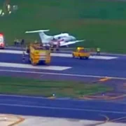 Aeronave fora da pista no Aeroporto Santos Dumont após incidente durante pouso
