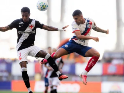 Jogadores de Vasco e Bahia durante o confronto na Arena Fonte Nova. O Cruz-Maltino empatou sem gols pela 22ª rodada do Campeonato Brasileiro e chegou aos 22 pontos, mas permaneceu na zona de rebaixamento