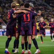 Jogadores do Bayern de Munique comemoram título da Supercopa da Alemanha após vitória sobre o Borussia Dortmund