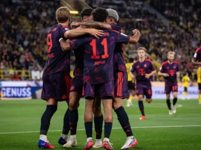 Jogadores do Bayern de Munique comemoram título da Supercopa da Alemanha após vitória sobre o Borussia Dortmund