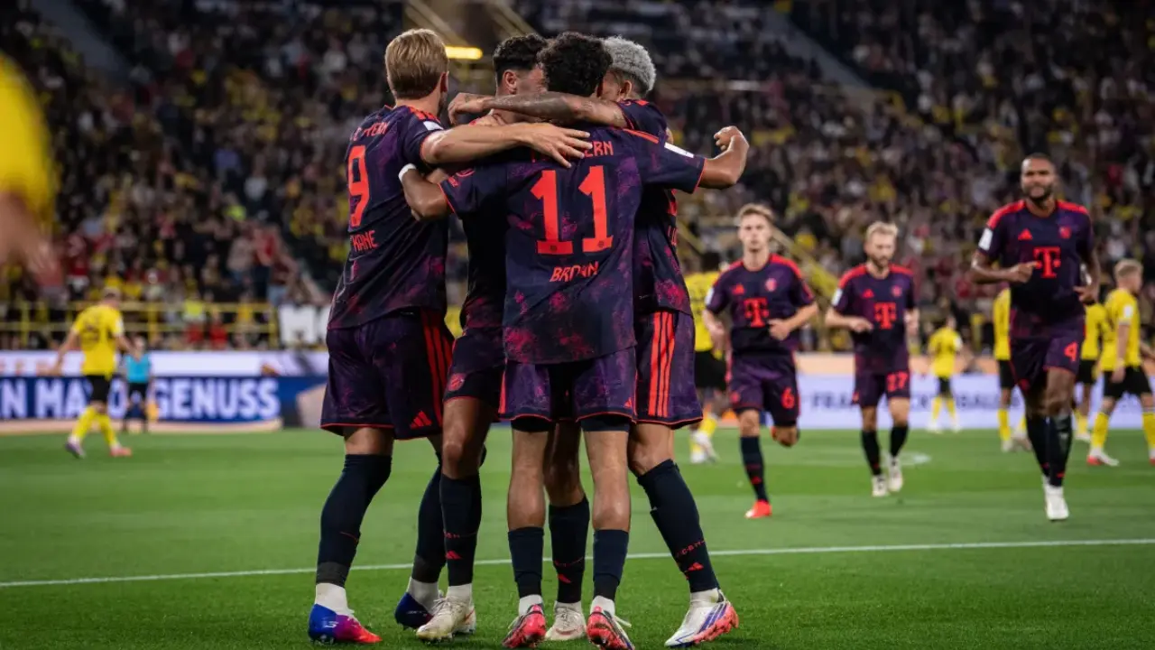 Jogadores do Bayern de Munique comemoram título da Supercopa da Alemanha após vitória sobre o Borussia Dortmund