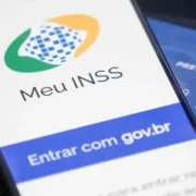 Aplicativo Meu INSS em celular, utilizado por aposentados e pensionistas para autorizar operações de crédito consignado. Nova norma cria alternativa para beneficiários sem biometria disponível nas bases governamentais