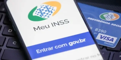 Aplicativo Meu INSS em celular, utilizado por aposentados e pensionistas para autorizar operações de crédito consignado. Nova norma cria alternativa para beneficiários sem biometria disponível nas bases governamentais