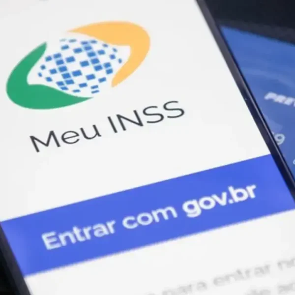 Aplicativo Meu INSS em celular, utilizado por aposentados e pensionistas para autorizar operações de crédito consignado. Nova norma cria alternativa para beneficiários sem biometria disponível nas bases governamentais