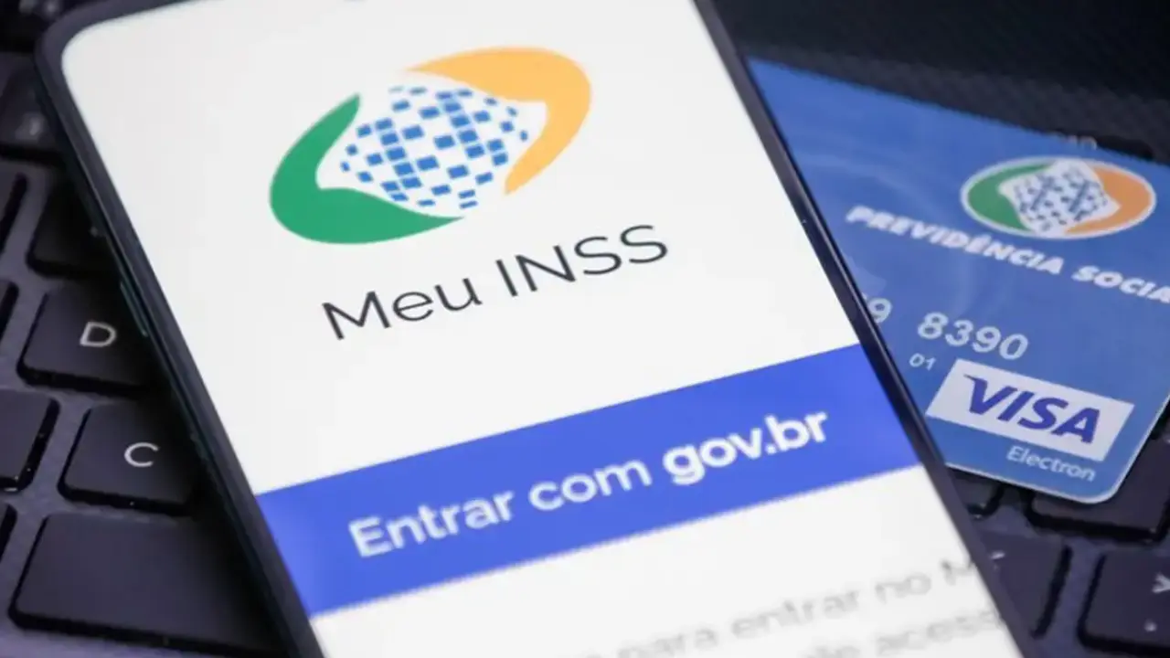 Aplicativo Meu INSS em celular, utilizado por aposentados e pensionistas para autorizar operações de crédito consignado. Nova norma cria alternativa para beneficiários sem biometria disponível nas bases governamentais