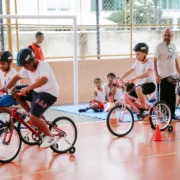 Estudantes participam de atividade de educação cicloviária com bicicletas em escola municipal de Niterói