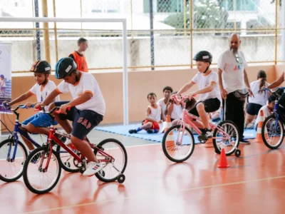Estudantes participam de atividade de educação cicloviária com bicicletas em escola municipal de Niterói