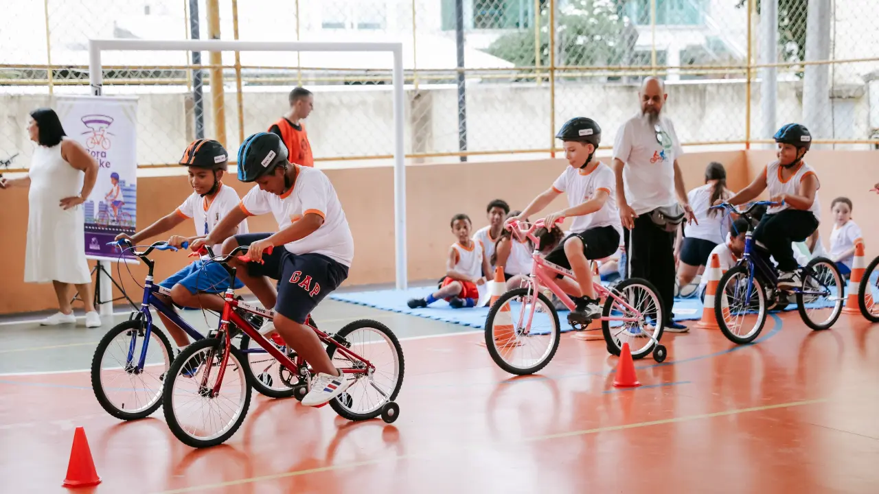 Estudantes participam de atividade de educação cicloviária com bicicletas em escola municipal de Niterói Estudantes participam de atividade de educação cicloviária com bicicletas em escola municipal de Niterói