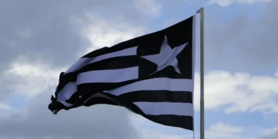 Imagem da bandeira do Botafogo sendo exibida