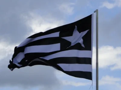 Imagem da bandeira do Botafogo sendo exibida