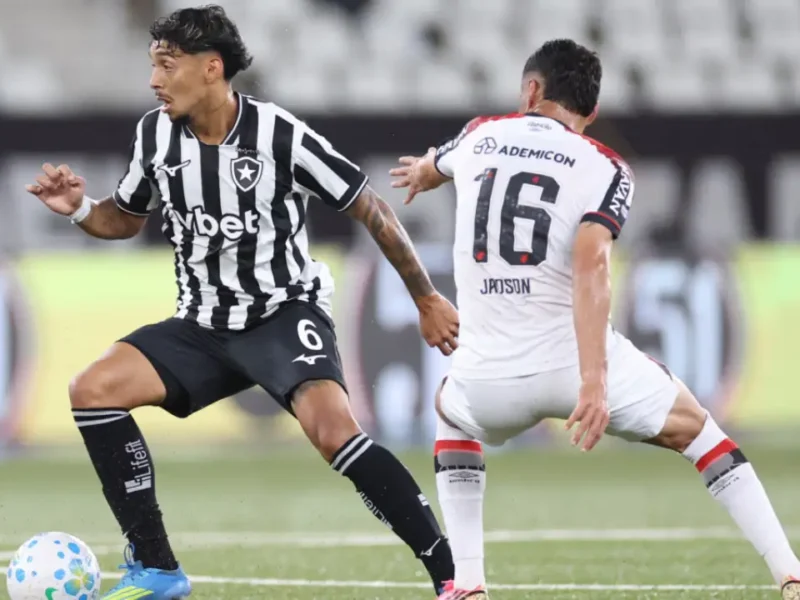 Jogadores de Botafogo e Athletico-PR durante partida no Estádio Nilton Santos