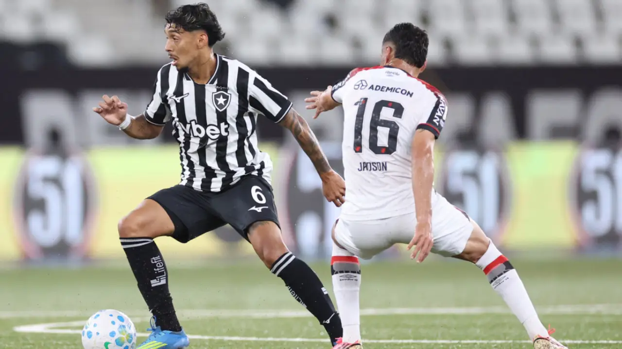 Jogadores de Botafogo e Athletico-PR durante partida no Estádio Nilton Santos