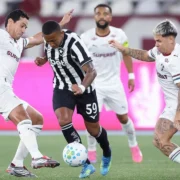 Imagem da partida entre Botafogo e Fluminense pela 22 rodada do Campeonato Brasileiro, Kauan Toledo tentando escapar de marcação