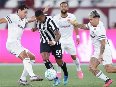 Imagem da partida entre Botafogo e Fluminense pela 22 rodada do Campeonato Brasileiro, Kauan Toledo tentando escapar de marcação