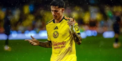 Imagem do jogador Brian Rodríguez comemorando vitória durante partida entre América do México e San Diego FC