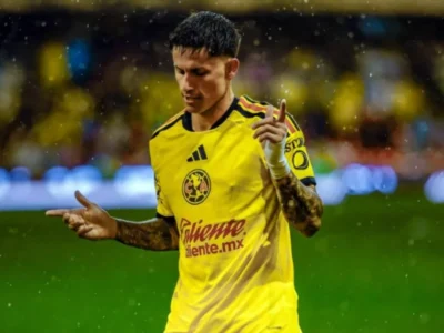 Imagem do jogador Brian Rodríguez comemorando vitória durante partida entre América do México e San Diego FC