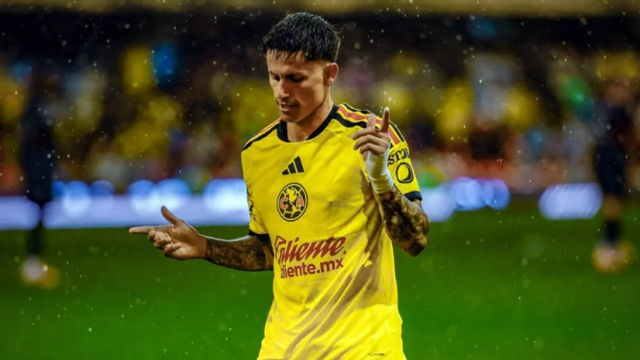 Imagem do jogador Brian Rodríguez comemorando vitória durante partida entre América do México e San Diego FC