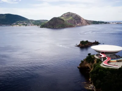 Museu de Arte Contemporânea de Niterói é um museu de arte contemporânea brasileira localizado na cidade de Niterói. Atividade cultural comunitária do Programa Brotaí em Niterói