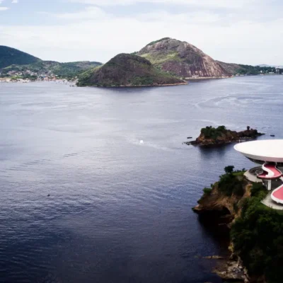 Museu de Arte Contemporânea de Niterói é um museu de arte contemporânea brasileira localizado na cidade de Niterói. Atividade cultural comunitária do Programa Brotaí em Niterói