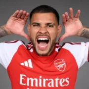 Imagem do jogador Bruno Guimarães durante ensaio de fotográfico para anúncio no clube inglês, Arsenal