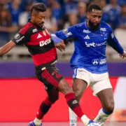 Bruno Henrique durante Cruzeiro x Flamengo, no Mineirão, pelo jogo de ida das oitavas da Libertadores de 2026. O atacante rubro-negro reclamou da entrada de Matheus Henrique e relatou dores e inchaço no tornozelo após a partida