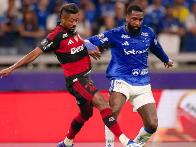 Bruno Henrique durante Cruzeiro x Flamengo, no Mineirão, pelo jogo de ida das oitavas da Libertadores de 2026. O atacante rubro-negro reclamou da entrada de Matheus Henrique e relatou dores e inchaço no tornozelo após a partida