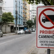 Trecho da Rua Comendador Miguelote Viana, em Icaraí, onde a NitTrans proibiu a circulação de caminhões