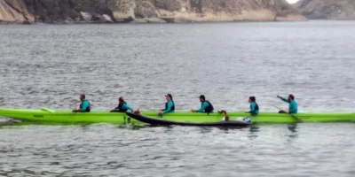Atletas disputam prova de canoa havaiana na Praia de São Francisco em Niterói