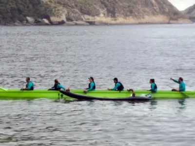 Atletas disputam prova de canoa havaiana na Praia de São Francisco em Niterói