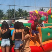 Crianças brincam em brinquedos infláveis durante atividade gratuita da Caravana de Arte e Lazer em São Gonçalo