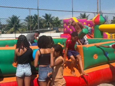 Crianças brincam em brinquedos infláveis durante atividade gratuita da Caravana de Arte e Lazer em São Gonçalo