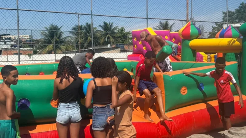 Crianças brincam em brinquedos infláveis durante atividade gratuita da Caravana de Arte e Lazer em São Gonçalo
