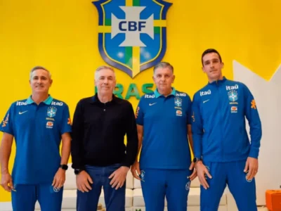 Carlo Ancelotti durante atividade da Seleção Brasileira. Após a Copa do Mundo de 2026, o treinador retomou o processo de observação de jogadores e começa a estruturar o grupo que representará o Brasil no novo ciclo até 2030