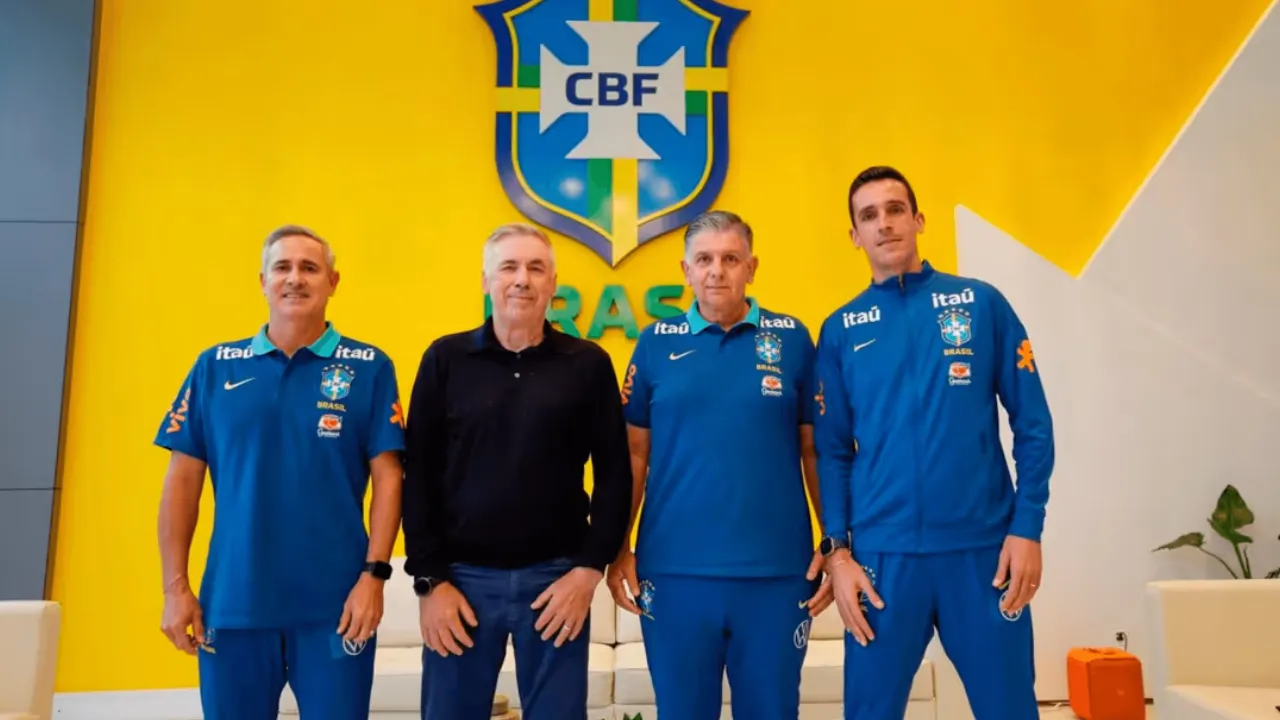 Carlo Ancelotti durante atividade da Seleção Brasileira. Após a Copa do Mundo de 2026, o treinador retomou o processo de observação de jogadores e começa a estruturar o grupo que representará o Brasil no novo ciclo até 2030 Carlo Ancelotti durante atividade da Seleção Brasileira. Após a Copa do Mundo de 2026, o treinador retomou o processo de observação de jogadores e começa a estruturar o grupo que representará o Brasil no novo ciclo até 2030