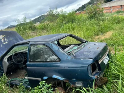 Veículo em situação de abandono estacionado em rua de Niterói