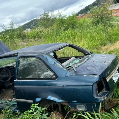 Veículo em situação de abandono estacionado em rua de Niterói