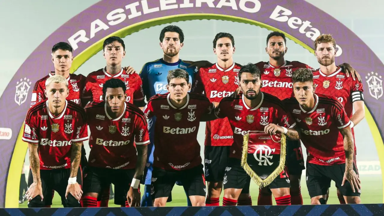 Jogadores do Flamengo comemoram durante partida do Campeonato Brasileiro de 2026