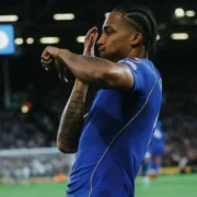 Atacante do Chelsea comemora durante vitória sobre o Brighton pela Premier League