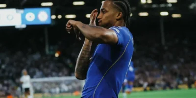 Atacante do Chelsea comemora durante vitória sobre o Brighton pela Premier League