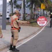 Agentes controlam acesso à nova ciclofaixa de lazer na orla da Zona Sul do Rio, delimitada por cones