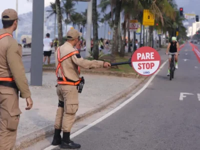 Agentes controlam acesso à nova ciclofaixa de lazer na orla da Zona Sul do Rio, delimitada por cones