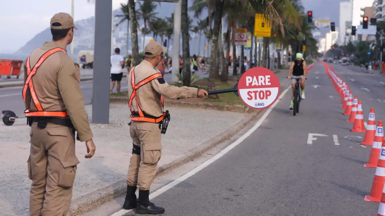Agentes controlam acesso à nova ciclofaixa de lazer na orla da Zona Sul do Rio, delimitada por cones