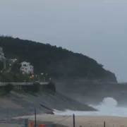 Ondas fortes atingem trecho da Ciclovia Tim Maia durante período de ressaca no Rio de Janeiro