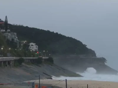 Ondas fortes atingem trecho da Ciclovia Tim Maia durante período de ressaca no Rio de Janeiro
