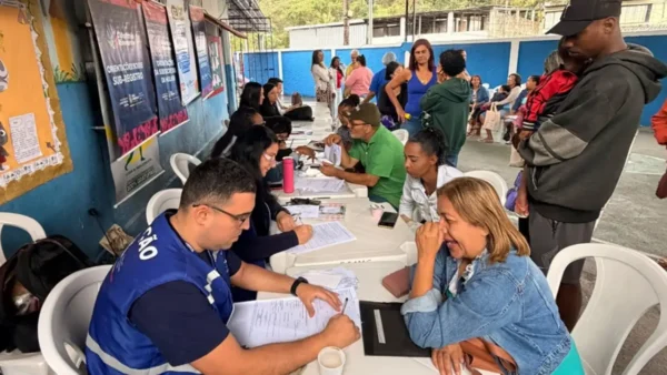 Atendimento do Cidadania Itinerante no bairro Engenho Pequeno, em São Gonçalo