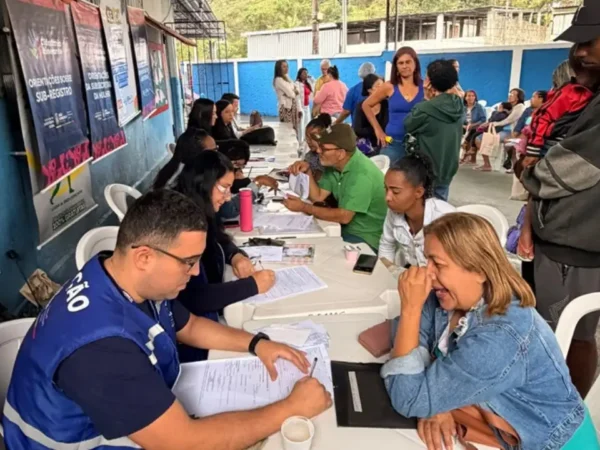 Atendimento do Cidadania Itinerante no bairro Engenho Pequeno, em São Gonçalo