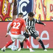Jogadores do Botafogo durante a derrota por 6 a 1 para o Cienciano, no Estádio Inca Garcilaso de la Vega, em Cusco, pelo jogo de ida das oitavas da Copa Sul-Americana de 2026