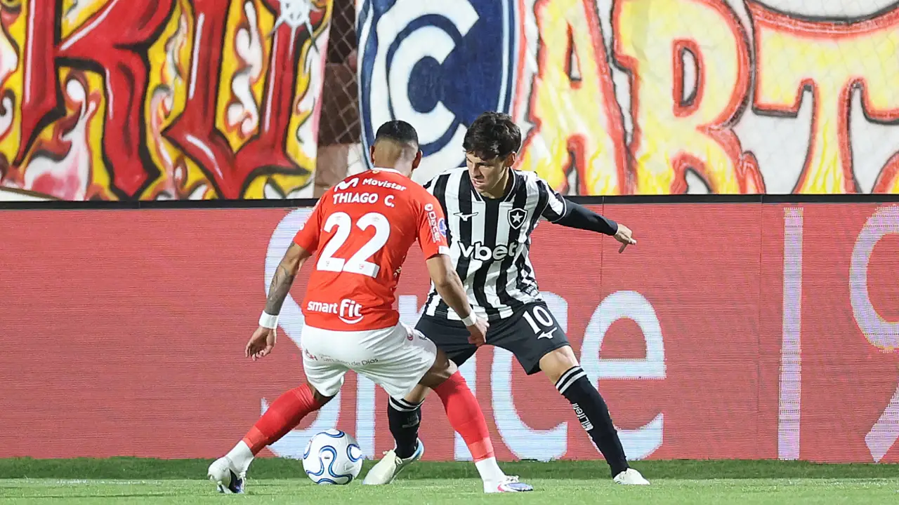 Jogadores do Botafogo durante a derrota por 6 a 1 para o Cienciano, no Estádio Inca Garcilaso de la Vega, em Cusco, pelo jogo de ida das oitavas da Copa Sul-Americana de 2026